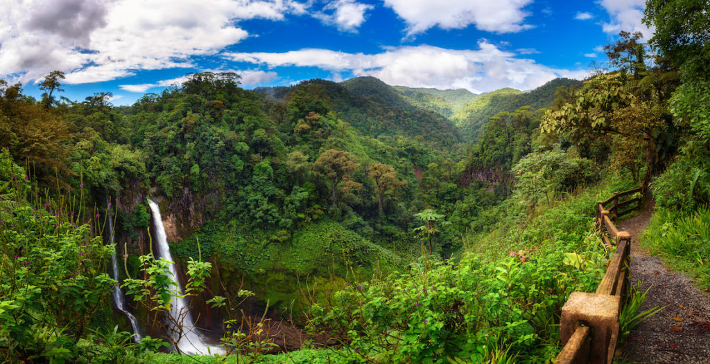 Costa Rican nature is a great first date location